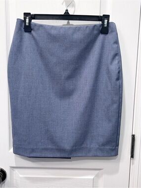 Banana Republic Women’s Denim Blue Size 2 Pencil Skirt with back zipper